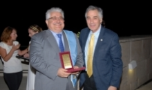  Ο κ. Τζαβάρας  , παραλαμβάνει το βραβείο homo Hellenicus από τον Πρύτανη του Πανεπιστημίου Αθηνών 