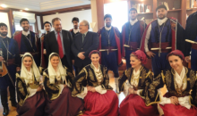 Ο  κ. Τζαβάρας με όμιλο βρακοφόρων Κρήτης , που έψαλαν τα Χριστουγεννιάτικα κάλαντα 2012
