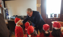Ο κ. Τζαβάρας διανέμει δώρα στα παιδιά εργαζομένων στο Υπουργείο Πολιτισμού